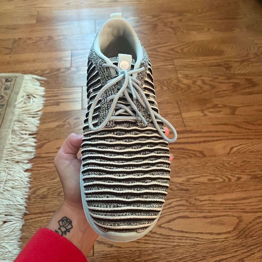 Barely worn women’s Nikes size 7.5